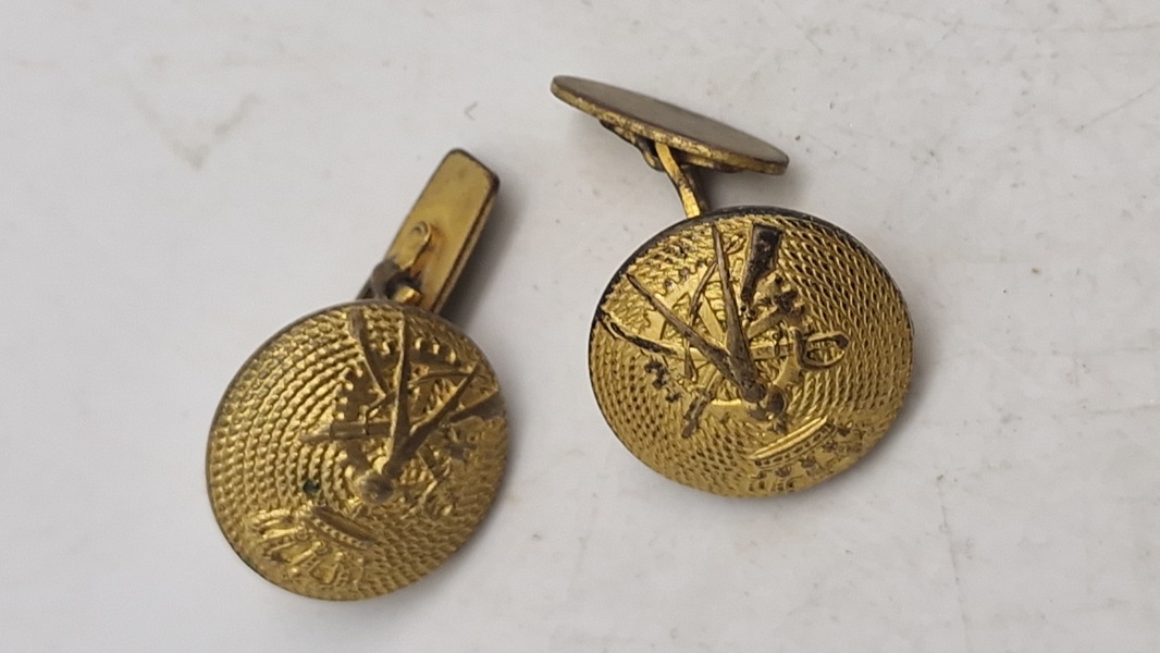 Originale militære knapper, omdannet til manchetknapper 