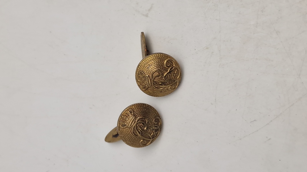 Sæt militære knapper, omdannet til manchetknapper