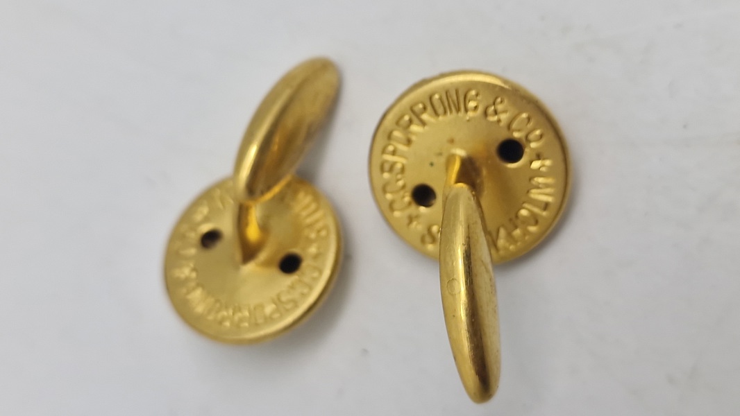 Sæt militære knapper, omdannet til manchetknapper