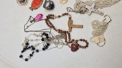 Samling smykker, primært religiøse 