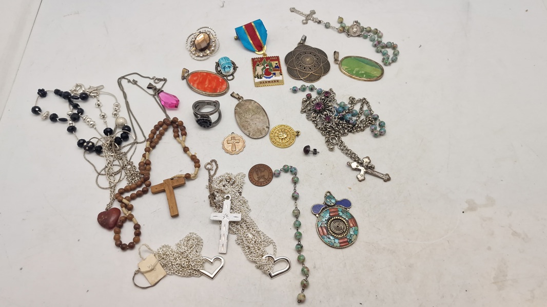 Samling smykker, primært religiøse 