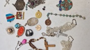 Samling smykker, primært religiøse 