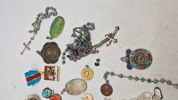 Samling smykker, primært religiøse 