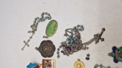 Samling smykker, primært religiøse 