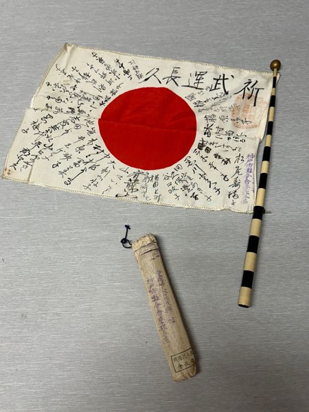 Originalt Japansk WW2 det sidste kampflag med stempel fra tempel og alle i byen der ønsker soldaten held og lykke i kamp 