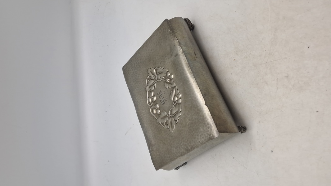 Tinæske med initialer, 1943 dateret