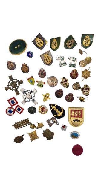 Samling diverse mærker og medaljer 