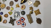 Samling diverse mærker og medaljer 