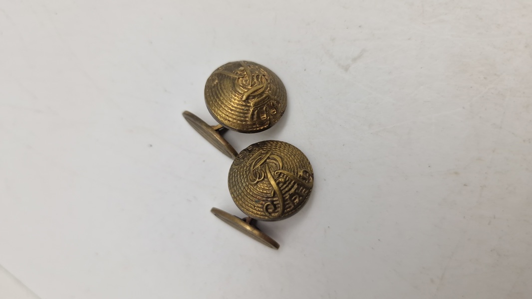 Originale militære knapper, omdannet til manchetknapper 