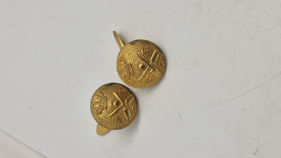 Sæt militære knapper, omdannet til manchetknapper