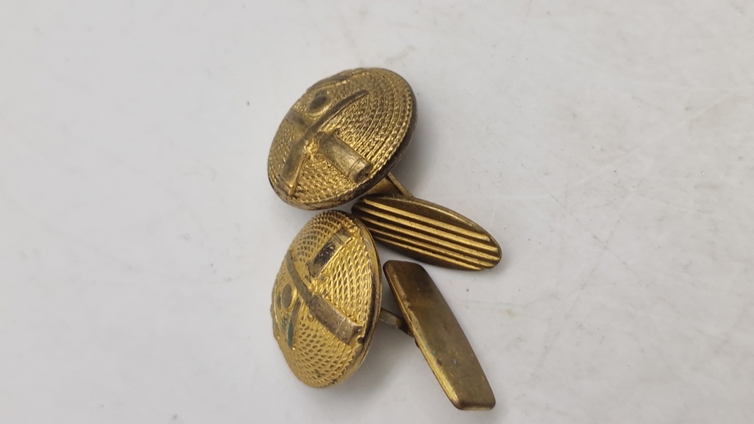 Sæt militære knapper, omdannet til manchetknapper