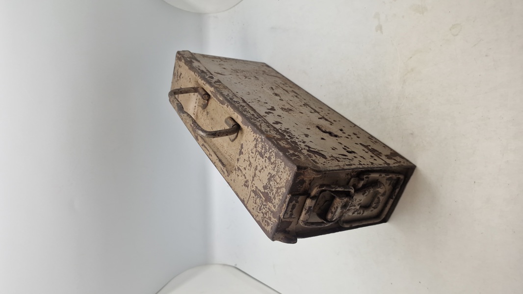 Original tysk MG 34-42 båndkasse - sandfarvet med schrapnel holes