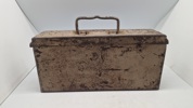 Original tysk MG 34-42 båndkasse - sandfarvet med schrapnel holes