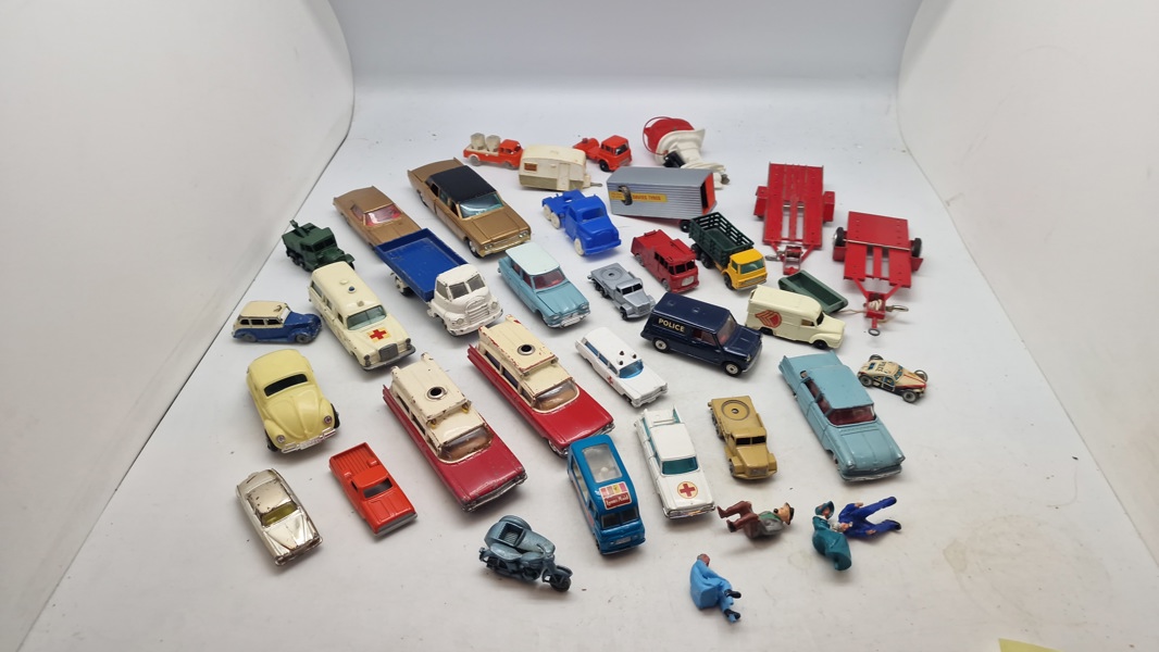 Samling ældre legetøjs biler mm.