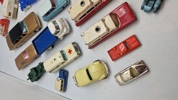 Samling ældre legetøjs biler mm.