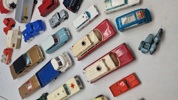 Samling ældre legetøjs biler mm.