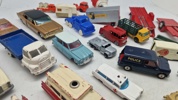 Samling ældre legetøjs biler mm.