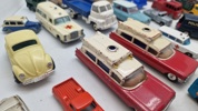 Samling ældre legetøjs biler mm.