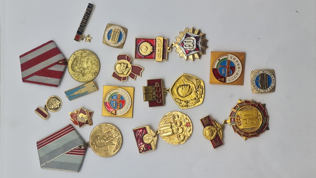 Samling originale russiske pins og medaljer