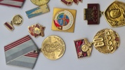 Samling originale russiske pins og medaljer