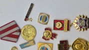 Samling originale russiske pins og medaljer