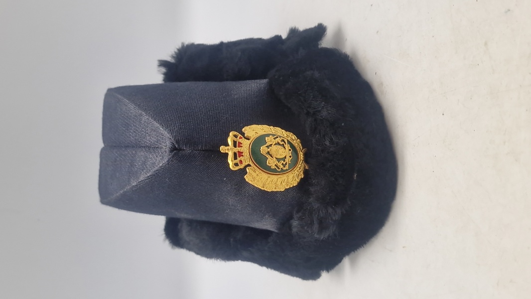 Original vinter skråhue fra det danske politi