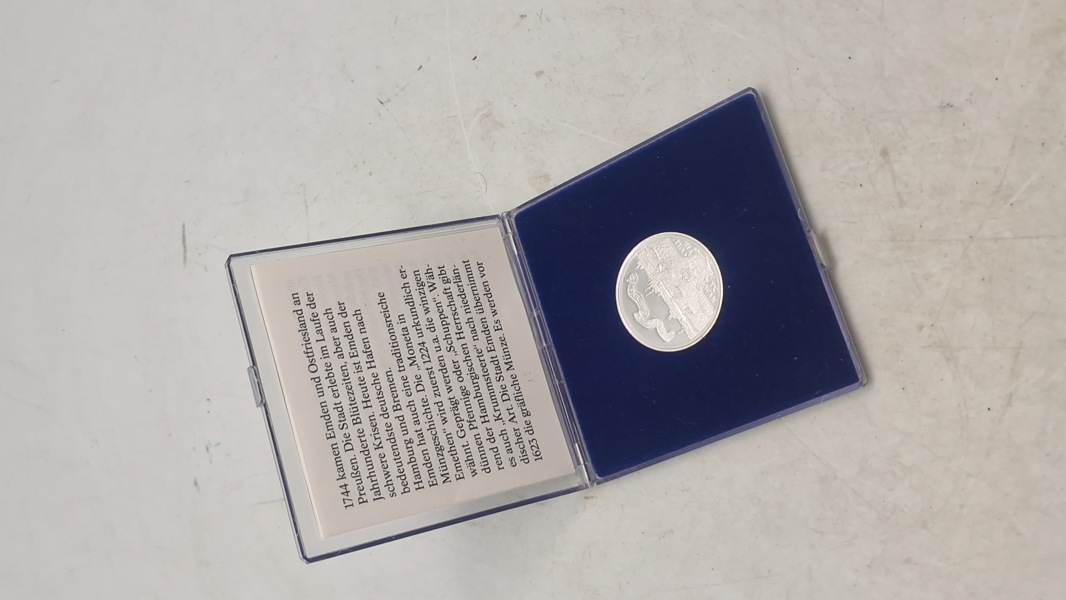 Original sølvmønt med Emdens historie og dens mønttradition