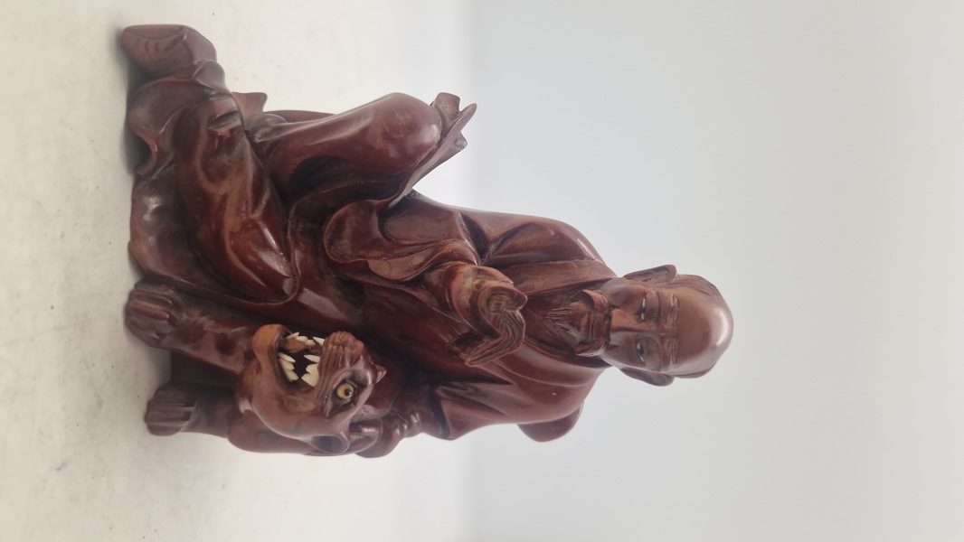 Kinesisk figur af træ