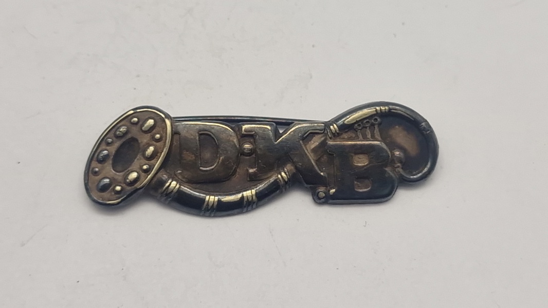 Original pin af sølv fra De Danske Kvinders Beredskab