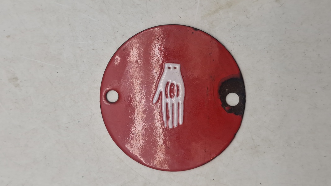 Den blev brugt til vare og last biler hvor der ikke var betalt afgift., uddelt af politiet. Emalje. Ø. 9 cm, 1 oktober 1930 til 30 juni 1950