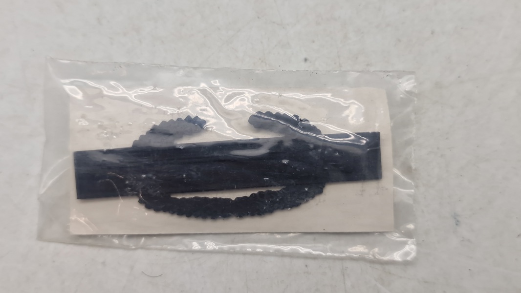 Originalt amerikansk Combat Infantryman Badge (CIB) fra Vietnamkrigstiden, som fremstår ubrugt og stadig forseglet i sin emballage