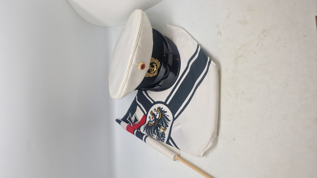 Original tysk marine kasket og efterkrigs flag 