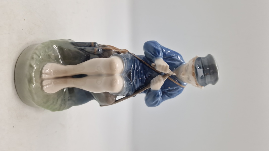 Royal Copenhagen-figur nr. 905, også kendt som "Hyrdedreng der snitter i gren" eller "The Whittler"