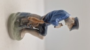 Royal Copenhagen-figur nr. 905, også kendt som "Hyrdedreng der snitter i gren" eller "The Whittler"