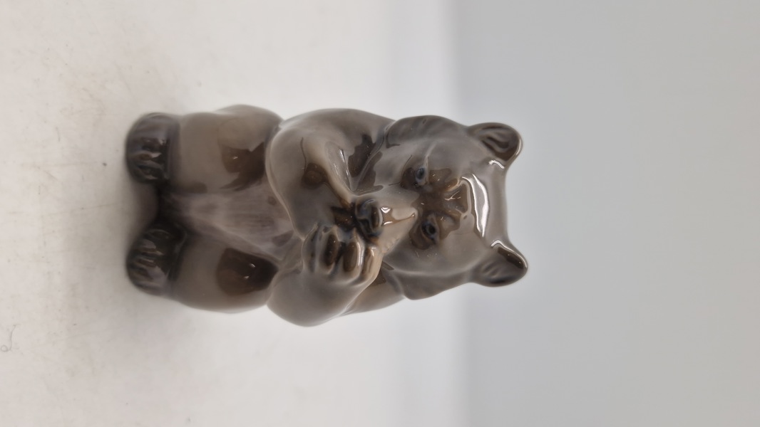 Royal Copenhagen-figur af en siddende brun bjørn (bjørneunge), modelnummer 3014, designet af Knud Kyhn