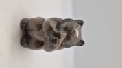 Royal Copenhagen-figur af en siddende brun bjørn (bjørneunge), modelnummer 3014, designet af Knud Kyhn