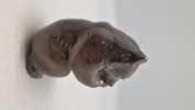 Royal Copenhagen-figur af en siddende brun bjørn (bjørneunge), modelnummer 3014, designet af Knud Kyhn