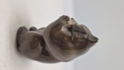 Royal Copenhagen-figur af en siddende brun bjørn (bjørneunge), modelnummer 3014, designet af Knud Kyhn