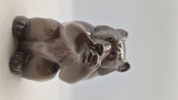 Royal Copenhagen-figur af en siddende brun bjørn (bjørneunge), modelnummer 3014, designet af Knud Kyhn