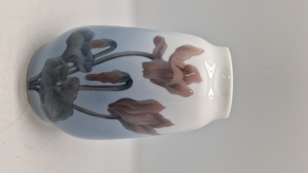 Royal Copenhagen porcelænsvase med blomstermotiv