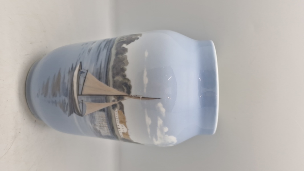 Royal Copenhagen porcelænsvase med motiv af en sejlbåd og gårde