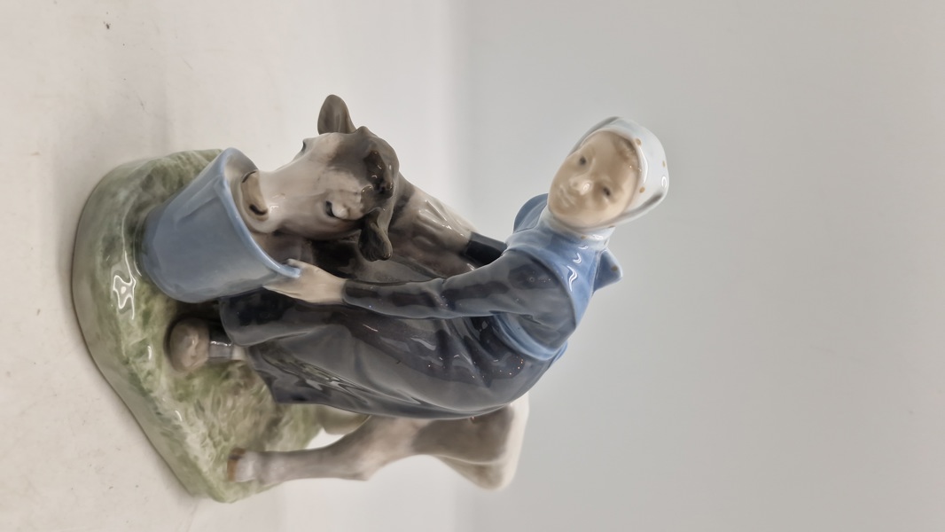 Royal Copenhagen figur kaldet "Pige med kalv", designet af Christian Thomsen
