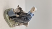 Royal Copenhagen figur kaldet "Pige med kalv", designet af Christian Thomsen