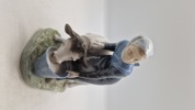 Royal Copenhagen figur kaldet "Pige med kalv", designet af Christian Thomsen