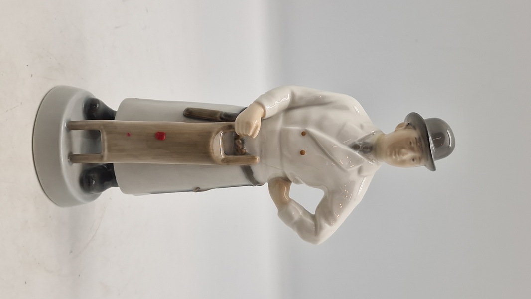 Royal Copenhagen håndværkerfigur kaldet 'Slagter' (Butcher), designet af Mogens Bovenschulte