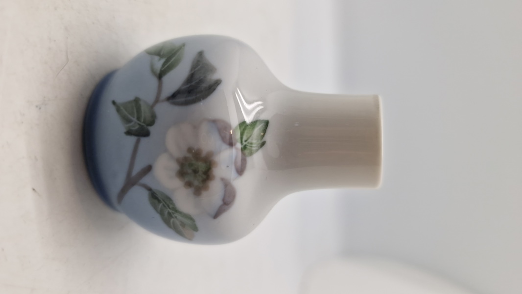 Vase med blomst, Royal Copenhagen nr. 366-116