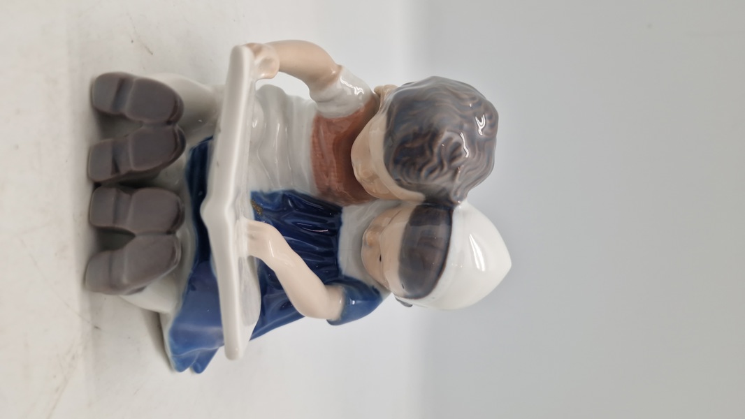 Bing & Grøndahl (B&G) porcelænsfigur kaldet "Læsende børn"