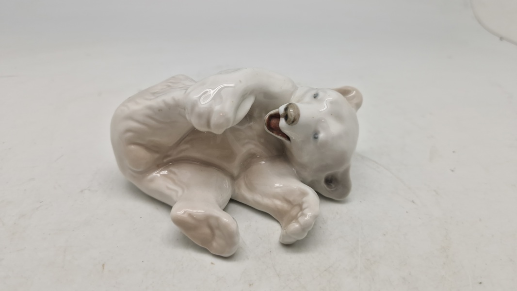 legende isbjørneunge, Royal Copenhagen figur nr. 729, designet af Knud Kyhn