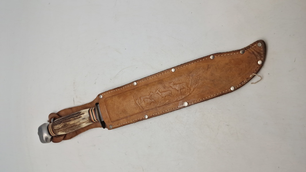 Veludført stor jagtdolk med greb af ben 