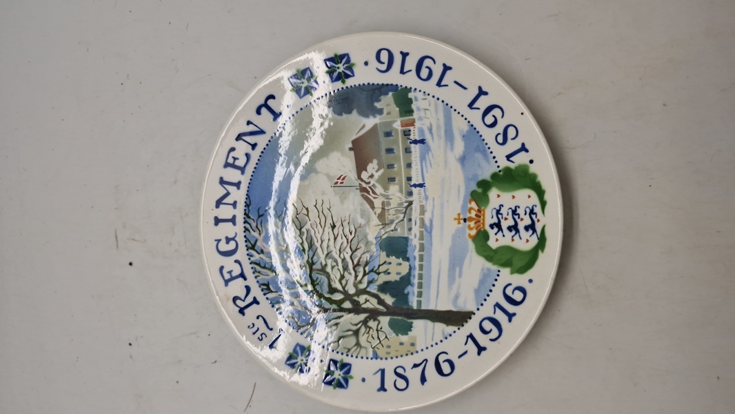 Aluminia Regiment platte.
Platten fejrer jubilæet 1876-1916 og 1891-1916